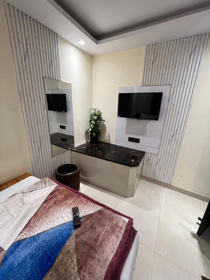 Hotel Mahalaxmi Deluxe 뉴델리 외부 사진